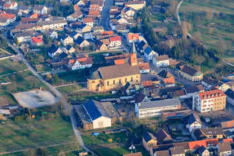 Vue aérienne de Église catholique de la Croix à Steinmauern dans le département Bade-Wurtemberg, Allemagne