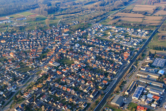 Vue aérienne de B3 et Badenstr à Bietigheim dans le département Bade-Wurtemberg, Allemagne