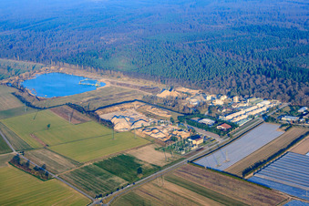 Vue aérienne de Zone industrielle de Malscher Straße avec BRZ Durmersheim GmbH (élimination des déchets et recyclage des déchets de construction, matériaux en vrac) et H+H Kalksandstein GmbH - Installation Durmersheim dans la gravière de Hardtwald à Durmersheim dans le département Bade-Wurtemberg, Allemagne