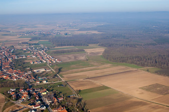 Vue aérienne de Scheibenhard dans le département Bas Rhin, France