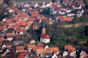 Vue aérienne de Église protestante de Hunspach au centre du village à Hunspach dans le département Bas Rhin, France