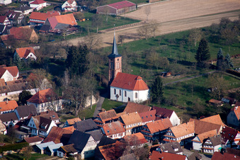 Vue aérienne de Église protestante de Hunspach au centre du village à Hunspach dans le département Bas Rhin, France
