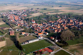 Vue aérienne de Terrain de sport - terrain de football en bordure de Hunspach à Hunspach dans le département Bas Rhin, France