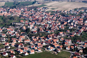 Vue aérienne de Vue sur le village à Surbourg dans le département Bas Rhin, France