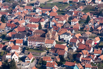 Vue aérienne de Église du Presbytère Catholique dans le centre historique à Surbourg dans le département Bas Rhin, France