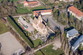 Vue aérienne de Église Sainte-Walburg à Walbourg dans le département Bas Rhin, France