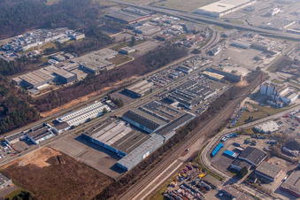 Vue aérienne de Zone industrielle et commerciale ZI du Ried à Schweighouse-sur-Moder dans le département Bas Rhin, France