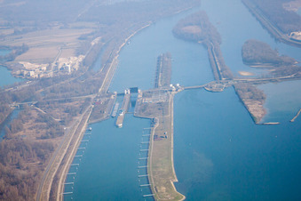 Vue d'oiseau de Écluse à Gambsheim dans le département Bas Rhin, France