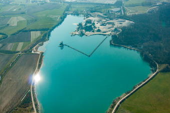 Vue aérienne de Lac de carrière à le quartier Legelshurst in Willstätt dans le département Bade-Wurtemberg, Allemagne
