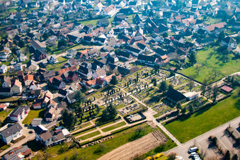 Vue aérienne de Cimetière Kork à le quartier Kork in Kehl dans le département Bade-Wurtemberg, Allemagne