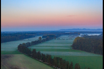 Vue aérienne de Les plaines d'Otterbach dans la brume matinale à Kandel dans le département Rhénanie-Palatinat, Allemagne