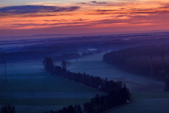 Vue aérienne de Les plaines d'Otterbach dans la brume matinale au lever du soleil à Kandel dans le département Rhénanie-Palatinat, Allemagne