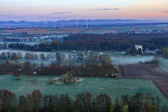 Vue aérienne de Hardtmühle dans les basses terres d'Otterbach dans la brume matinale à Kandel dans le département Rhénanie-Palatinat, Allemagne