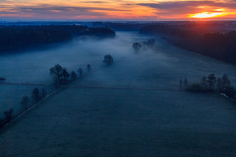 Vue aérienne de Les plaines d'Otterbach dans la brume matinale au lever du soleil à Minfeld dans le département Rhénanie-Palatinat, Allemagne