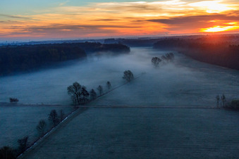 Vue aérienne de Les plaines d'Otterbach dans la brume matinale au lever du soleil à Minfeld dans le département Rhénanie-Palatinat, Allemagne