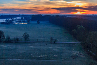 Les plaines d'Otterbach dans la brume matinale au lever du soleil à Minfeld dans le département Rhénanie-Palatinat, Allemagne d'en haut