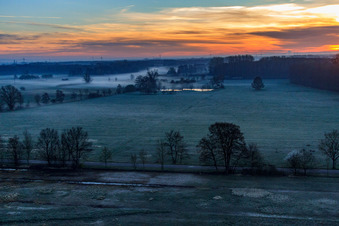 Biotope dans la plaine d'Otterbach dans la brume matinale à Minfeld dans le département Rhénanie-Palatinat, Allemagne d'en haut