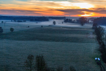 Les plaines d'Otterbach dans la brume matinale au lever du soleil à Minfeld dans le département Rhénanie-Palatinat, Allemagne hors des airs