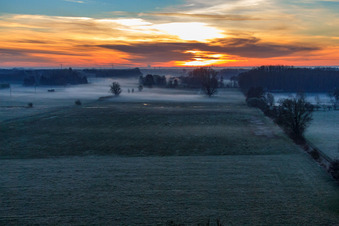 Les plaines d'Otterbach dans la brume matinale au lever du soleil à Minfeld dans le département Rhénanie-Palatinat, Allemagne vue d'en haut