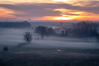 Vue aérienne de Le lever du soleil et le brouillard sur un champ à Minfeld colorent le ciel en jaune et orange à le quartier Büchelberg in Wörth am Rhein dans le département Rhénanie-Palatinat, Allemagne