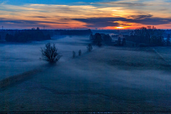 Vue d'oiseau de Les plaines d'Otterbach dans la brume matinale au lever du soleil à Minfeld dans le département Rhénanie-Palatinat, Allemagne