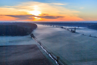Vue aérienne de Bruchbach dans les basses terres d'Otterbach dans la brume matinale au lever du soleil à Freckenfeld dans le département Rhénanie-Palatinat, Allemagne