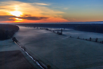 Vue aérienne de Bruchbach dans les basses terres d'Otterbach dans la brume matinale au lever du soleil à Freckenfeld dans le département Rhénanie-Palatinat, Allemagne