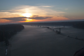 Photographie aérienne de Brume matinale au lever du soleil sur les zones herbeuses - structures d'un paysage de champs et de prairies Otterbachtal à Minfeld dans le département Rhénanie-Palatinat, Allemagne