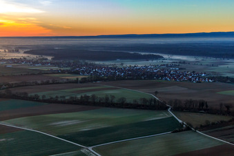 Vue aérienne de Vue du village dans la brume matinale depuis le nord-ouest à Freckenfeld dans le département Rhénanie-Palatinat, Allemagne