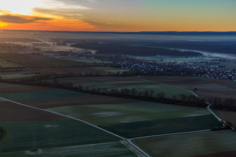 Vue aérienne de Vue du village dans la brume matinale depuis le nord-ouest à Freckenfeld dans le département Rhénanie-Palatinat, Allemagne