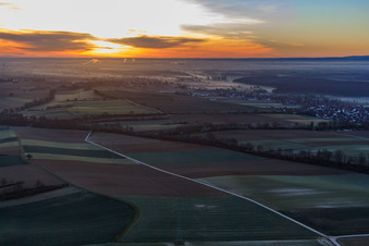 Vue aérienne de Ligne de chemin de fer vers Weissenburg au lever du soleil à Freckenfeld dans le département Rhénanie-Palatinat, Allemagne