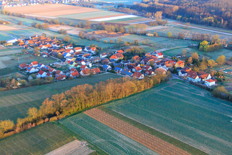 Vue aérienne de Vue du village dans la brume matinale depuis le sud-est à Hergersweiler dans le département Rhénanie-Palatinat, Allemagne