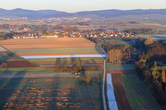 Vue aérienne de Vue du village à la lumière du matin depuis l'est à Barbelroth dans le département Rhénanie-Palatinat, Allemagne