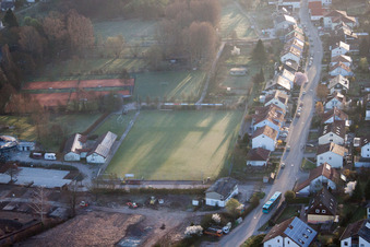 Terrains de sport à le quartier Ingenheim in Billigheim-Ingenheim dans le département Rhénanie-Palatinat, Allemagne du point de vue du drone