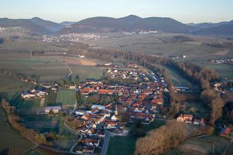 Vue aérienne de Champs et vignobles avec en toile de fond la lisière de Haardt de la forêt du Palatinat à le quartier Klingen in Heuchelheim-Klingen dans le département Rhénanie-Palatinat, Allemagne