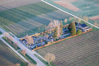 Vue aérienne de Cimetière à le quartier Klingen in Heuchelheim-Klingen dans le département Rhénanie-Palatinat, Allemagne