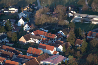 Vue aérienne de Bar à vins Vogler à le quartier Heuchelheim in Heuchelheim-Klingen dans le département Rhénanie-Palatinat, Allemagne