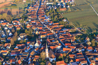 Vue aérienne de Église catholique Saint-Laurent et jardin Saint-Laurent dans la Pfaffengasse le matin depuis l'est à Göcklingen dans le département Rhénanie-Palatinat, Allemagne