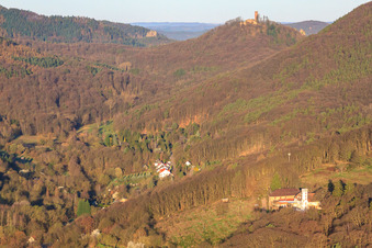Vue aérienne de Vue de Sonnenberg à Trifels le matin à Leinsweiler dans le département Rhénanie-Palatinat, Allemagne