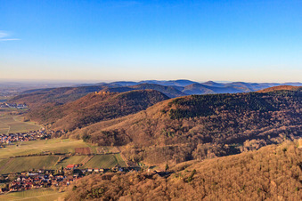 Vue aérienne de Vue le long du bord de Haardt vers le sud jusqu'à Madenburg à Leinsweiler dans le département Rhénanie-Palatinat, Allemagne