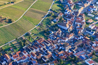 Vue aérienne de Paroisse catholique et église de pèlerinage de Tous les Saints à Ranschbach dans le département Rhénanie-Palatinat, Allemagne