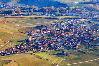 Vue aérienne de Village viticole dans la lumière matinale du sud à Birkweiler dans le département Rhénanie-Palatinat, Allemagne