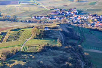 Vue aérienne de Kleine Kalmit et Kappelle en hiver vus du nord à le quartier Arzheim in Landau in der Pfalz dans le département Rhénanie-Palatinat, Allemagne