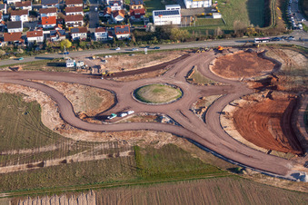 Vue aérienne de Chantier de construction du rond-point - tracé routier de la sortie d'autoroute Landau Mitte à le quartier Queichheim in Landau in der Pfalz dans le département Rhénanie-Palatinat, Allemagne