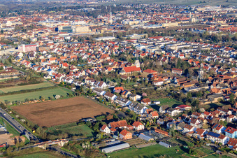 Vue aérienne de Chemin large à le quartier Queichheim in Landau in der Pfalz dans le département Rhénanie-Palatinat, Allemagne
