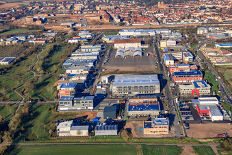 Vue aérienne de Eberspächer Controls Landau GmbH & Co. KG devant le parc des expositions à le quartier Queichheim in Landau in der Pfalz dans le département Rhénanie-Palatinat, Allemagne