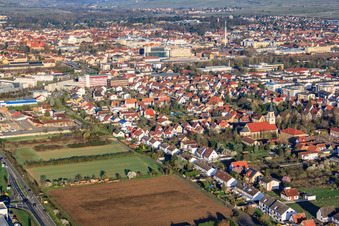 Vue oblique de Chemin large à le quartier Queichheim in Landau in der Pfalz dans le département Rhénanie-Palatinat, Allemagne