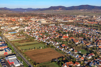 Chemin large à le quartier Queichheim in Landau in der Pfalz dans le département Rhénanie-Palatinat, Allemagne d'en haut