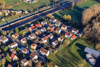 Vue aérienne de Village Am Wäldchen à côté du creux de l'A65 à Landau in der Pfalz dans le département Rhénanie-Palatinat, Allemagne