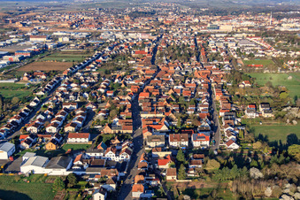 Vue aérienne de La rue principale de Queichheimer vue de l'est à le quartier Queichheim in Landau in der Pfalz dans le département Rhénanie-Palatinat, Allemagne